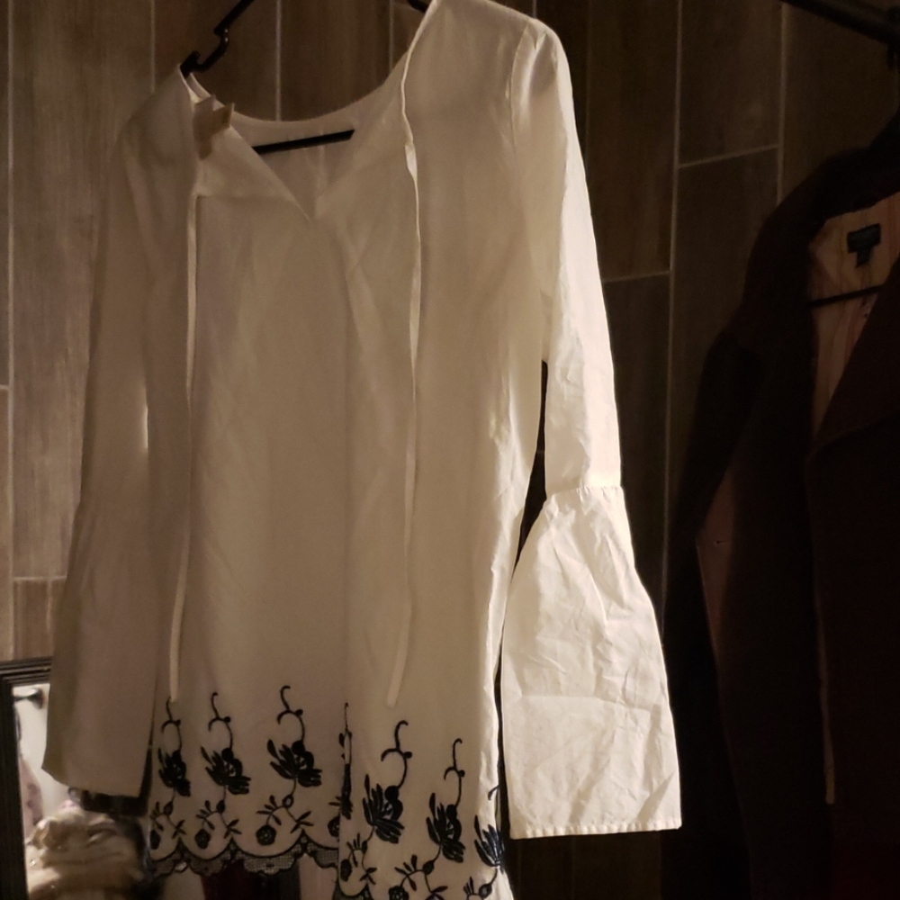 Loft Outlet beautiful white puffy sleeve blouse!